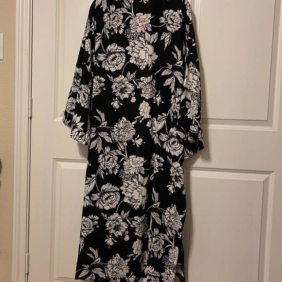 Louella by Ibtihaj Muhammad open front crepe kimono style top. XXL - Picture 3 of 3